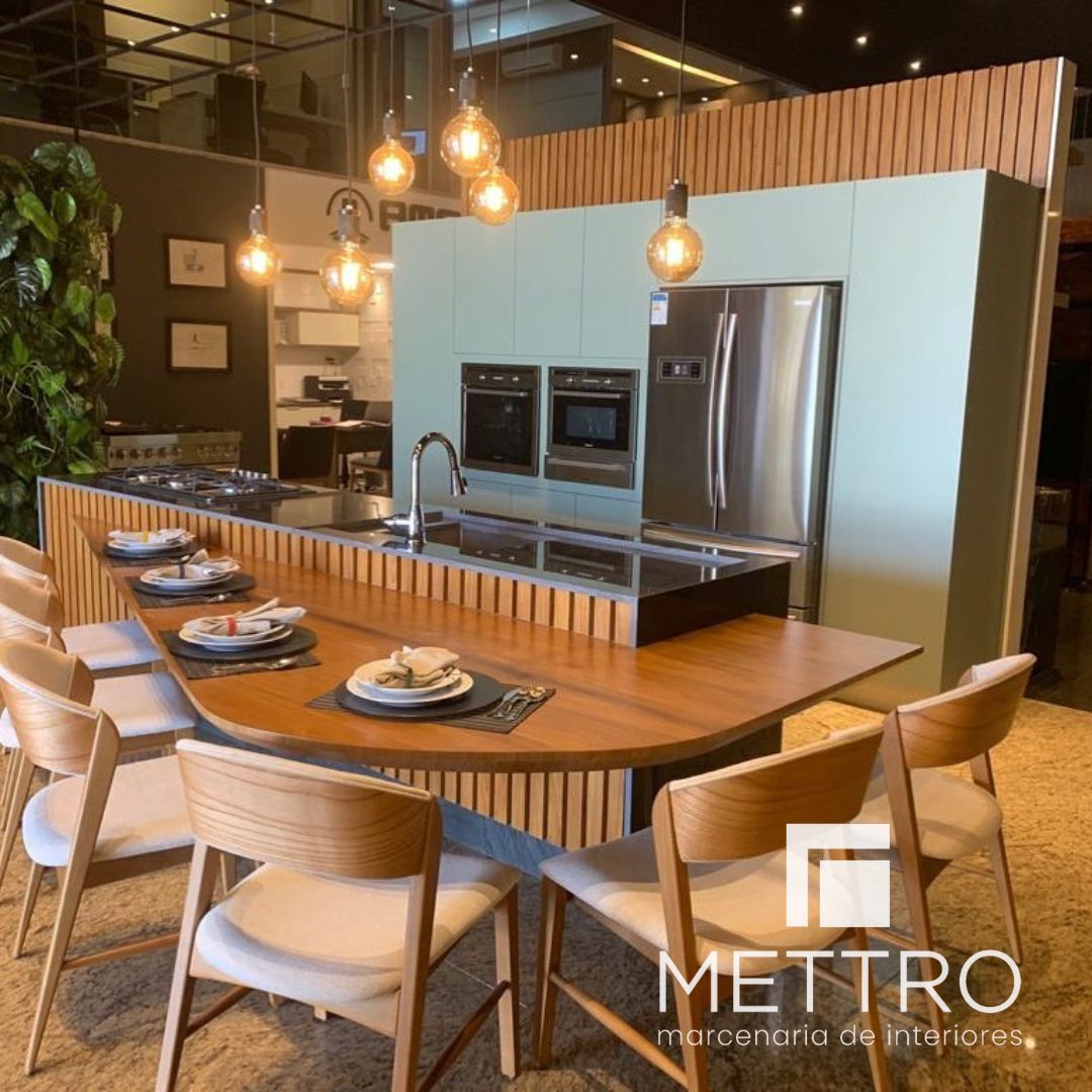Cozinha gourmet com ilha — marcenaria sob medida Mettro Interiores
