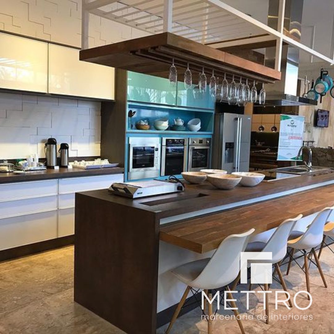 Cozinha gourmet com adega — projeto de marcenaria sob medida