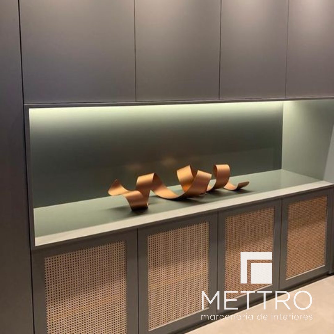 Nicho iluminado com trama — marcenaria sob medida Mettro Interiores