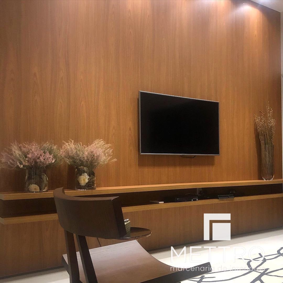 Painel de TV amadeirado — marcenaria sob medida Mettro Interiores