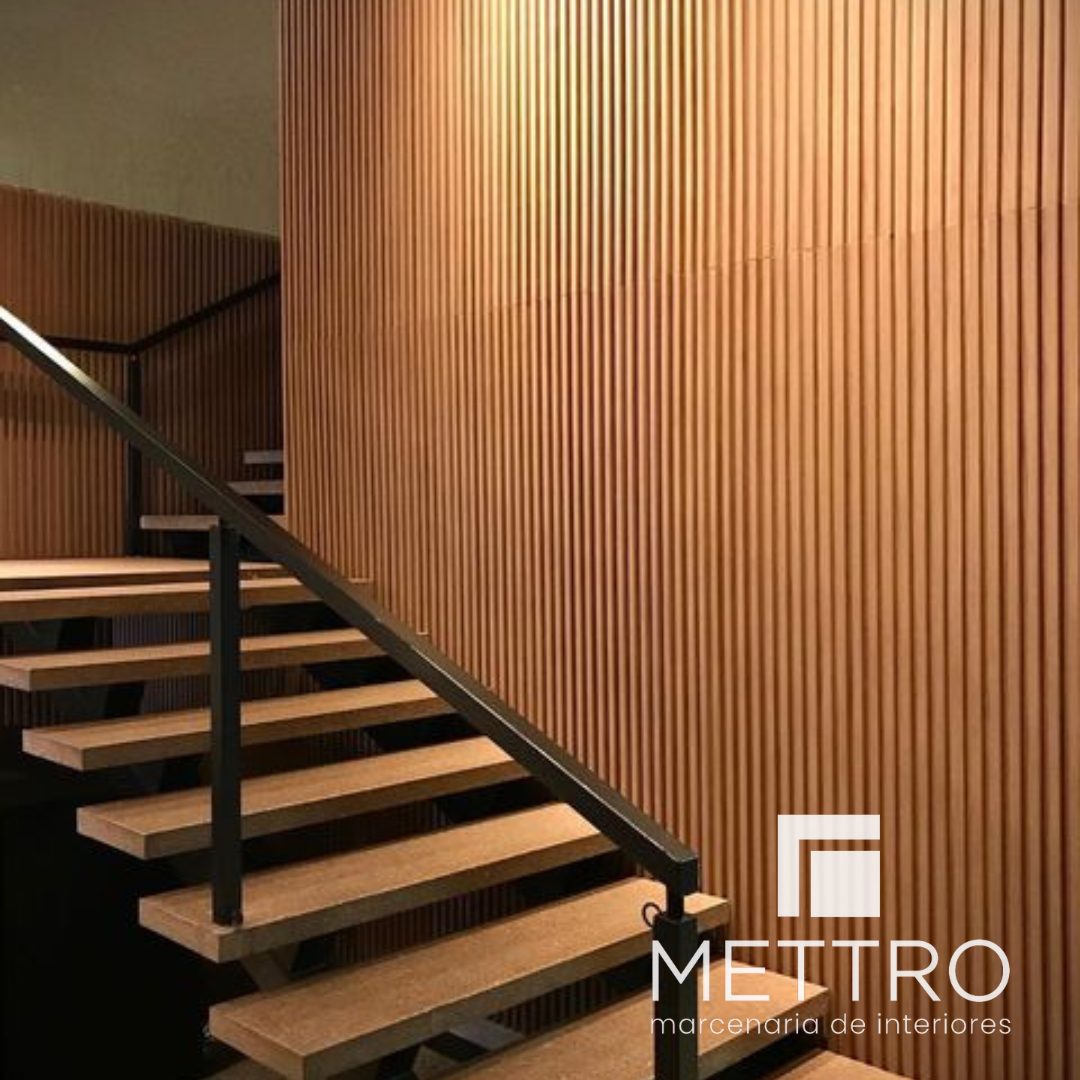 Revestimento ripado de escada — marcenaria sob medida Mettro Interiores